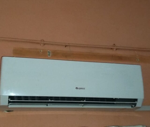 Air conditioning fitted to a classroom